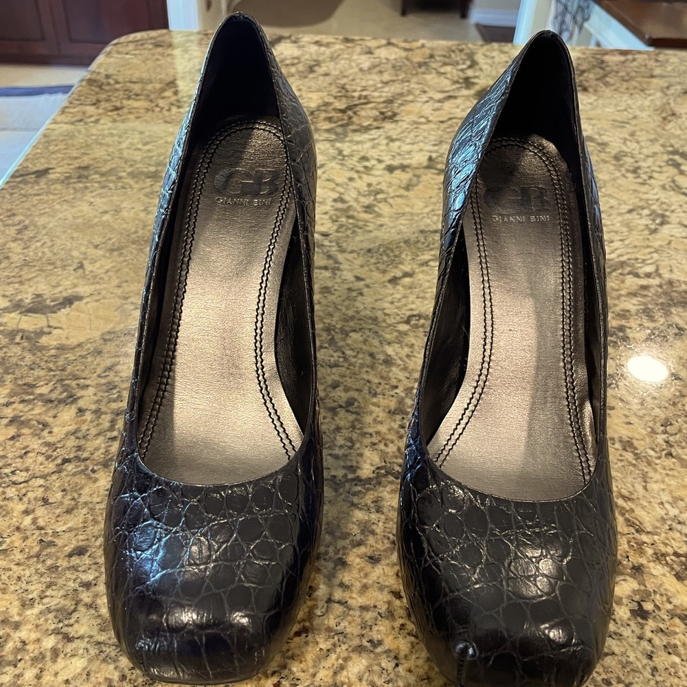 Heel shoes